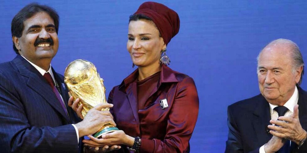 Brede smil: Moza Bint Nasser al-Misnad, hustruen til emiren av Qatar, etter at Qatar fikk fotball-VM i 2022. FIFA-president Sepp Blatter klapper. Brede smil: Moza Bint Nasser al-Misnad, hustruen til emiren av Qatar, etter at Qatar fikk fotball-VM i 2022. FIFA-president Sepp Blatter klapper.