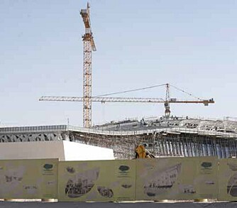 Hektisk byggeaktivitet: Penger er ikke noe problem i Qatar. Arbeidet med å bygge ni nye og hypermoderne VM-arenaer er i full gang. Hektisk byggeaktivitet: Penger er ikke noe problem i Qatar. Arbeidet med å bygge ni nye og hypermoderne VM-arenaer er i full gang.