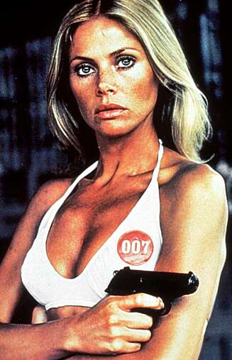 SEXBOMBE: Svenske Britt Ekland er best kjent for rollen i James Bond-filmen «Mannen med den gyldne pistol» fra 1974. SEXBOMBE: Svenske Britt Ekland er best kjent for rollen i James Bond-filmen «Mannen med den gyldne pistol» fra 1974.