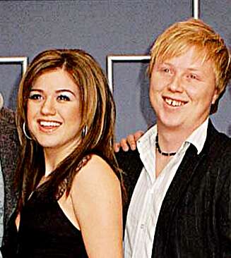 Kurt slo kelly: «Alle» trodde at superstjernen Kelly Clarkson skulle gå av med seieren i «World Idol» i 2004. Men det var Kurt Nilsen som vant! Kurt slo kelly: «Alle» trodde at superstjernen Kelly Clarkson skulle gå av med seieren i «World Idol» i 2004. Men det var Kurt Nilsen som vant!