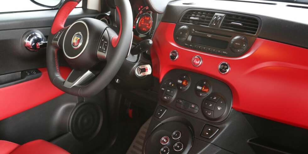 ILLRØDT: Fargen på interiøret roper ut Abarth av full hals. FOTO: Fiat ILLRØDT: Fargen på interiøret roper ut Abarth av full hals. FOTO: Fiat