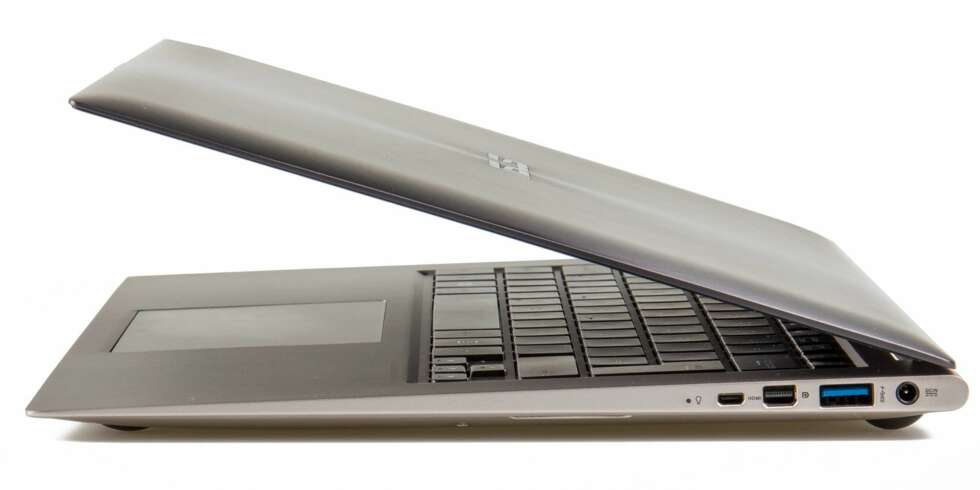 PORTER: Asus Zenbook UX31LA har få, men velplasserte porter. Dette er en tynn og lett PC med lang batteritid for folk på farten. PORTER: Asus Zenbook UX31LA har få, men velplasserte porter. Dette er en tynn og lett PC med lang batteritid for folk på farten.