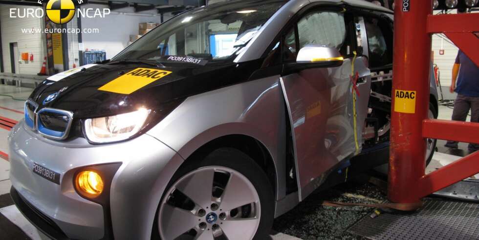 SVAKT: I sideveis kollisjon mot stolpe blir beskyttelsesnivået for voksne i forsetet vurdert som svakt, den nest dårligste graden. FOTO: EuroNCAP SVAKT: I sideveis kollisjon mot stolpe blir beskyttelsesnivået for voksne i forsetet vurdert som svakt, den nest dårligste graden. FOTO: EuroNCAP