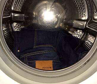 VANLIG VASK: Test-jeans B ble lagt til normal vask på 40 grader for å se hvor mye farge den mistet på sin første vask. VANLIG VASK: Test-jeans B ble lagt til normal vask på 40 grader for å se hvor mye farge den mistet på sin første vask.