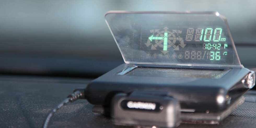 GARMIN HUD: Med et Head-Up Display i frontruten kan du holde der det skal være - på veien, samtidig som du får klare instruksjoner fra navigatoren i mobilen din. FOTO: Terje Haugen GARMIN HUD: Med et Head-Up Display i frontruten kan du holde der det skal være - på veien, samtidig som du får klare instruksjoner fra navigatoren i mobilen din. FOTO: Terje Haugen