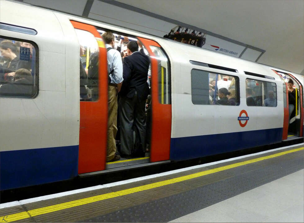 T-BANEN: Det er ikke nødvendigvis umulig som turist å bevege seg rundt i rushtiden, men noen baner er det lurt å holde seg unna. Central Line, Northern Line og Victoria Line blir fort stappfulle. FOTO: oxfordianworld flickr.com T-BANEN: Det er ikke nødvendigvis umulig som turist å bevege seg rundt i rushtiden, men noen baner er det lurt å holde seg unna. Central Line, Northern Line og Victoria Line blir fort stappfulle. FOTO: oxfordianworld flickr.com