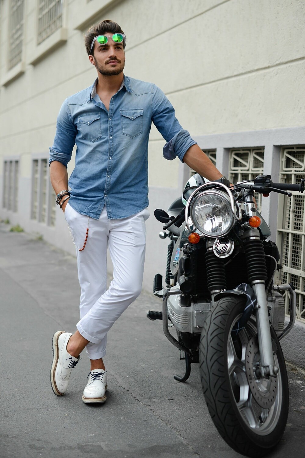 DENIMSKJORTE: Menn bør ha flere typer skjorter i basisgarderoben, blant annet en denimskjorte. DENIMSKJORTE: Menn bør ha flere typer skjorter i basisgarderoben, blant annet en denimskjorte.
