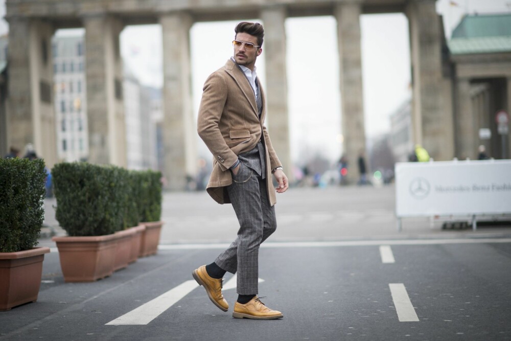 FRAKK: - Tenk på materialet du velger, så kan den også funke godt til en høst/vår frakk når du er på vei til jobben en litt kjølig morgen, tipser stylist og moteblogger Frank Ragnarsson. FRAKK: - Tenk på materialet du velger, så kan den også funke godt til en høst/vår frakk når du er på vei til jobben en litt kjølig morgen, tipser stylist og moteblogger Frank Ragnarsson.