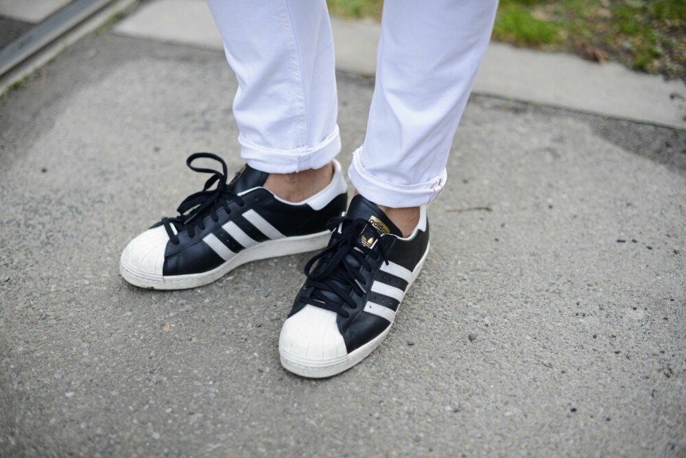 SNEAKERS: - Kjøp gjerne i skinn, så holder de seg fine lenger og er også enklere å rengjøre, sier stylist og moteblogger Frank Ragnarsson. SNEAKERS: - Kjøp gjerne i skinn, så holder de seg fine lenger og er også enklere å rengjøre, sier stylist og moteblogger Frank Ragnarsson.