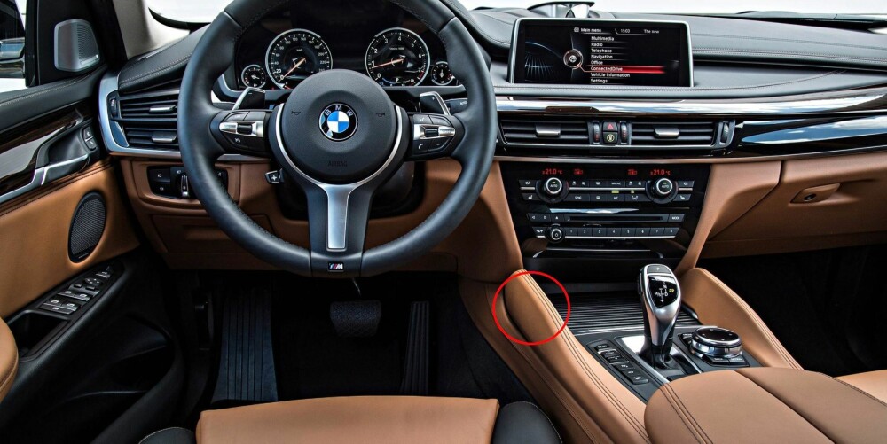 KNEEPADS: Interiøret i X6 er temmelig likt som i X5, men midtkonsollen i X6 har såkalte kneepads, for å understreke at den er en SAC (Sports Activity Coupé) og ikke en SUV (Sports Utility Vehicles). Nemlig. FOTO: BMW KNEEPADS: Interiøret i X6 er temmelig likt som i X5, men midtkonsollen i X6 har såkalte kneepads, for å understreke at den er en SAC (Sports Activity Coupé) og ikke en SUV (Sports Utility Vehicles). Nemlig. FOTO: BMW