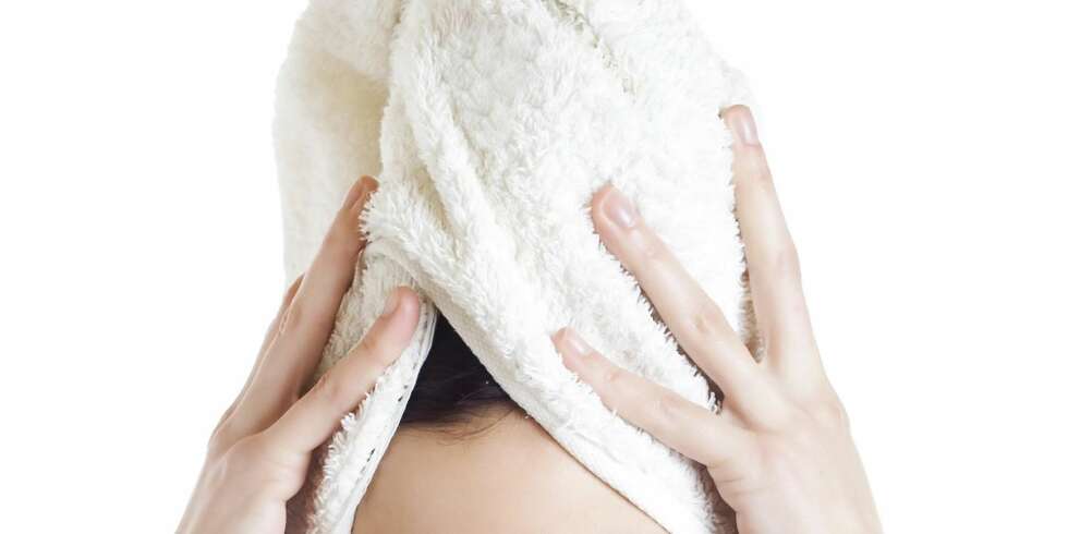 TURBAN: Vi gjør det alle sammen, men denne tørke-metoden er ikke heldig for håret ditt. TURBAN: Vi gjør det alle sammen, men denne tørke-metoden er ikke heldig for håret ditt.