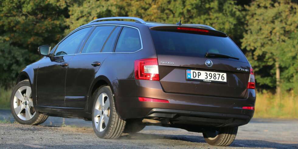 300.000 KRONER: For den summen kan du få en fullverdig familiebil. Noen ganger må du rett nok prioritere, eksempelvis om du ønsker en sterkere motor eller litt mer utstyr. Skoda Octavia kan innfri uansett hva du velger. 300.000 KRONER: For den summen kan du få en fullverdig familiebil. Noen ganger må du rett nok prioritere, eksempelvis om du ønsker en sterkere motor eller litt mer utstyr. Skoda Octavia kan innfri uansett hva du velger.