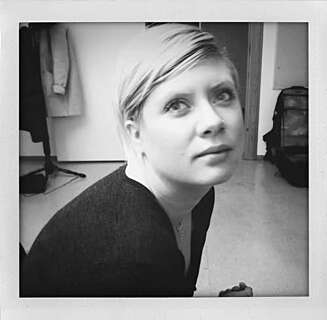 SILIKONBASERT PRIMER: Makeupartist Ida Engstrøm tipser om å legge en silikonbasert primer for å glatte ut hudoverflaten. SILIKONBASERT PRIMER: Makeupartist Ida Engstrøm tipser om å legge en silikonbasert primer for å glatte ut hudoverflaten.