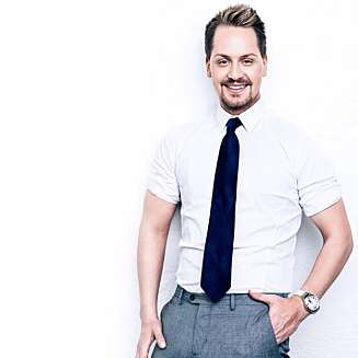 UNNGÅ SKIMMRENDE BASE: Makeupartist Stephan Ulvund Øien advarer mot å bruke skimmrende basesminke da dette vil fremheve ujevnhetene i huden. UNNGÅ SKIMMRENDE BASE: Makeupartist Stephan Ulvund Øien advarer mot å bruke skimmrende basesminke da dette vil fremheve ujevnhetene i huden.