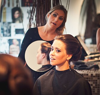 HOS FRISØREN: Inger Therese Auestad hos Forandring Frisør stod for brudens makeup og hår. HOS FRISØREN: Inger Therese Auestad hos Forandring Frisør stod for brudens makeup og hår.
