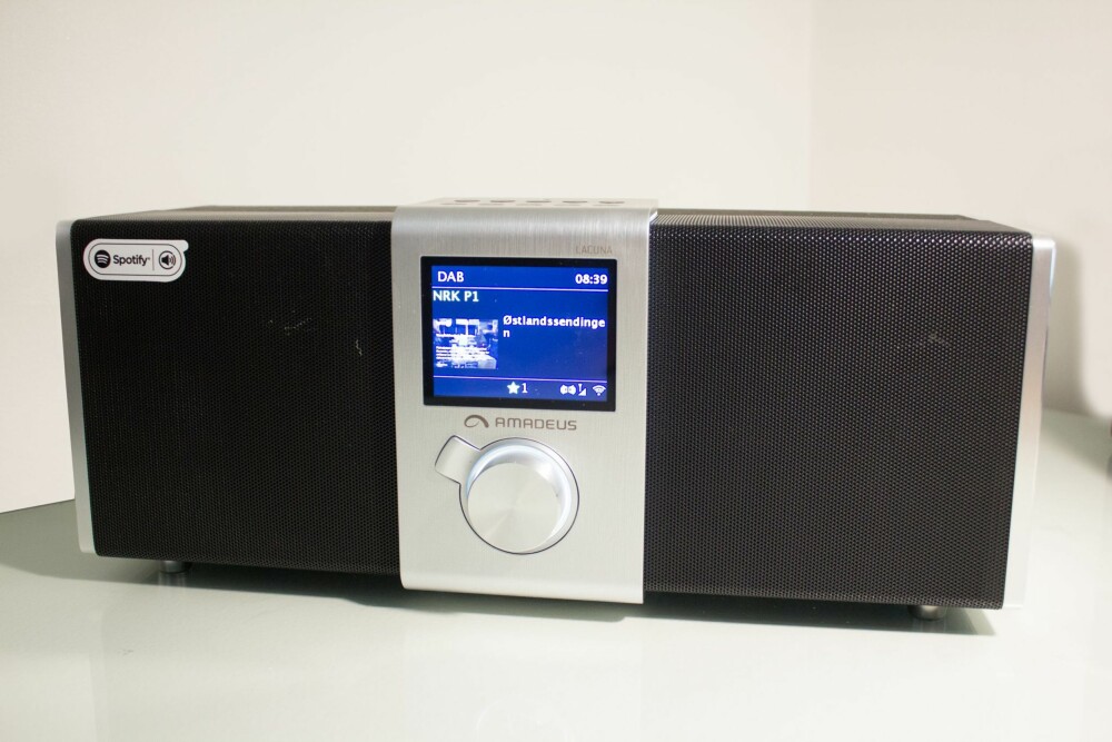 GOD LYD: Amadeus Lacuna Large leverer lyd fra to høyttalere og har i tillegg en subwoofer gjemt på undersiden. GOD LYD: Amadeus Lacuna Large leverer lyd fra to høyttalere og har i tillegg en subwoofer gjemt på undersiden.