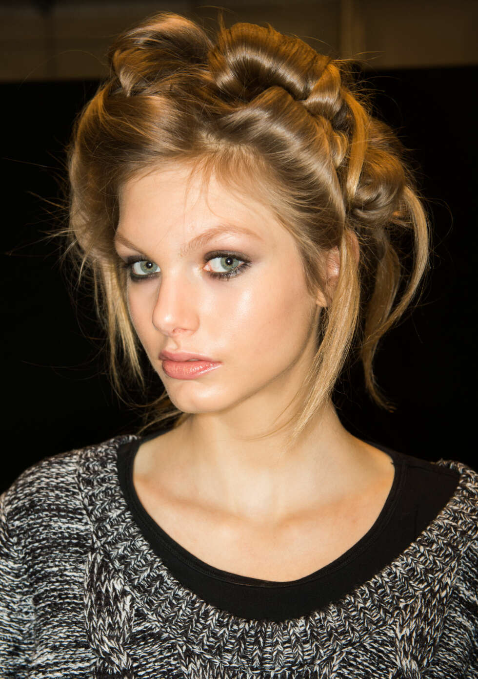 SOTEDE ØYNE: Mye highlight og mildt sotede øynene ga en nydelig makeuplook under Burberry Prorsum visningen for høst/vinter 2015. SOTEDE ØYNE: Mye highlight og mildt sotede øynene ga en nydelig makeuplook under Burberry Prorsum visningen for høst/vinter 2015.