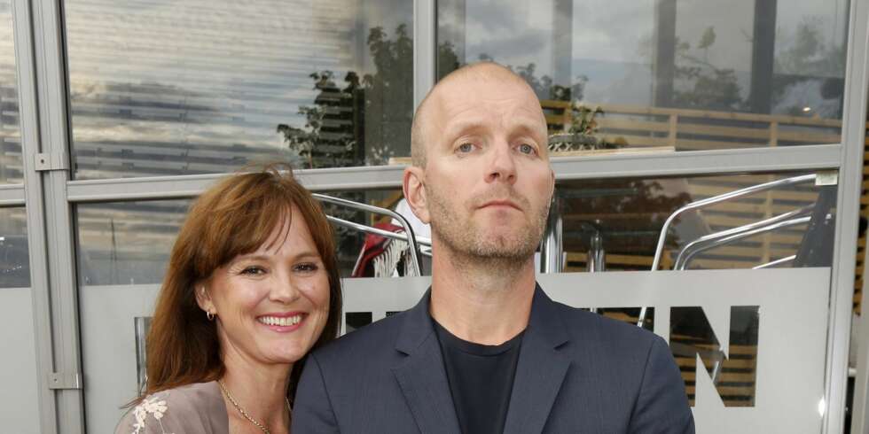 TROFAST STØTTE: Bård Tufte Johansen er gift med Beate Halkjelsvik som i likhet med mange andre, synes ektemannen er en veldig morsom kar. TROFAST STØTTE: Bård Tufte Johansen er gift med Beate Halkjelsvik som i likhet med mange andre, synes ektemannen er en veldig morsom kar.