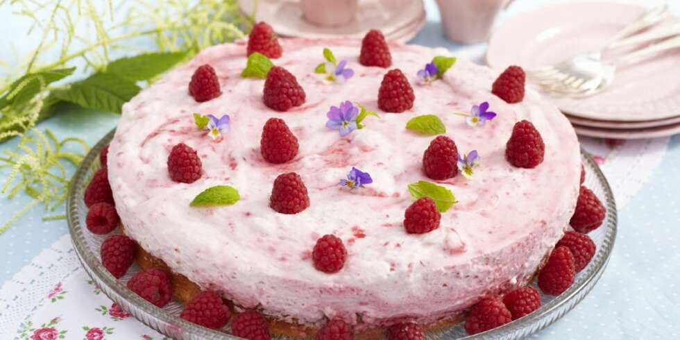 En forfriskende sommerkake med kransekakebunn! En forfriskende sommerkake med kransekakebunn!
