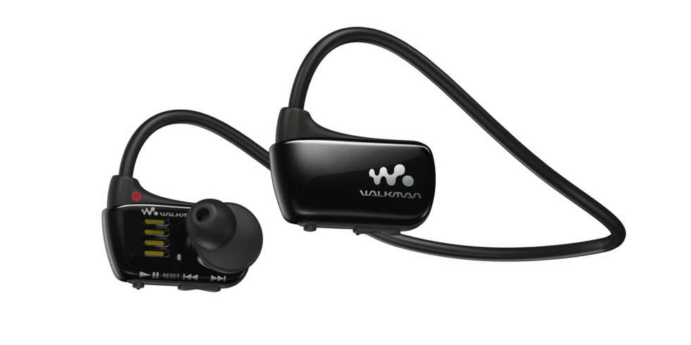 TÅLER VANN: Walkmann-modellen NWZ-W273S fra Sony tåler at du tar den med deg på svømmeturen. TÅLER VANN: Walkmann-modellen NWZ-W273S fra Sony tåler at du tar den med deg på svømmeturen.