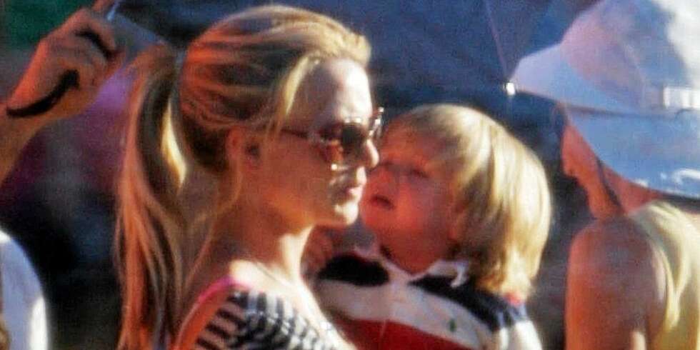 UT PÅ TUR: Britney skal ha truet med å droppe hele turneen hvis hun ikke kunne ha med seg sønnene Sean Preston og Jayden James. UT PÅ TUR: Britney skal ha truet med å droppe hele turneen hvis hun ikke kunne ha med seg sønnene Sean Preston og Jayden James.