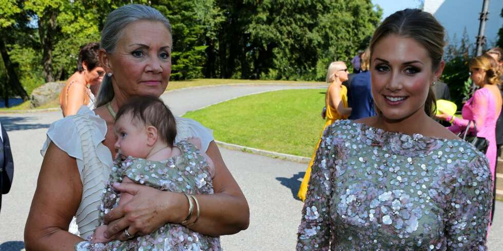 TRE GENERASJONER: Tone Damli Aaberges mamma Hilde var kledd i en flott kjole fra Vera Wang, mens Tone og Billie glitret i matchende paljetter fra TSH. TRE GENERASJONER: Tone Damli Aaberges mamma Hilde var kledd i en flott kjole fra Vera Wang, mens Tone og Billie glitret i matchende paljetter fra TSH.