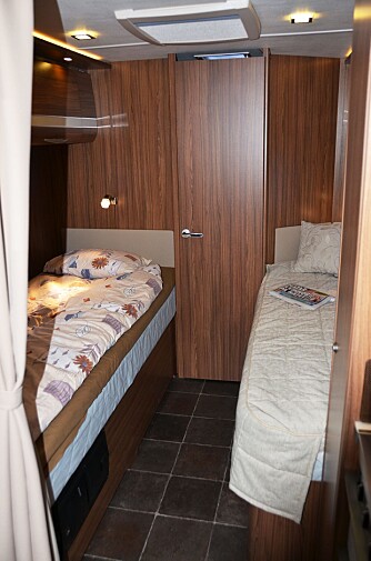 ENKELTSENGER: Den ene sengen har ikke full bredde ved hodeenden. FOTO: Anders Wallsten Husvagn & camping ENKELTSENGER: Den ene sengen har ikke full bredde ved hodeenden. FOTO: Anders Wallsten Husvagn & camping