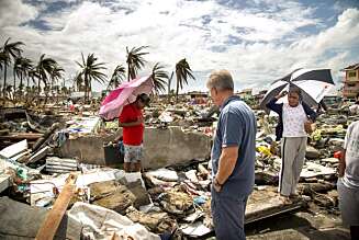 I TACLOBAN: - Dette var det verste området. Her er det mange mennesker som ligger begravet, sier Oddvar. I TACLOBAN: - Dette var det verste området. Her er det mange mennesker som ligger begravet, sier Oddvar.