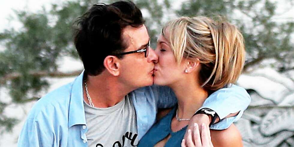 SMASK!: Charlie Sheen klinte til med Brett Rossi i Cabo San Lucas i Mexico. Han ga blaffen i om folk tok bilder. SMASK!: Charlie Sheen klinte til med Brett Rossi i Cabo San Lucas i Mexico. Han ga blaffen i om folk tok bilder.