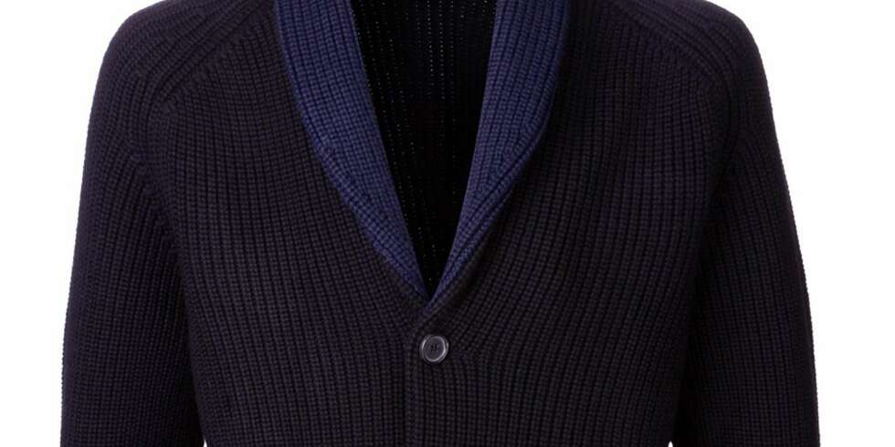 SESONGENS IT-GENSER: Denne sesongens it-genser er en blanding mellom en cardigan og en blazer, og er laget i myk strikk. Her ser du en variant fra Jil Sander som koster kr 7680. Nedenfor har vi samlet flere fine varianter. Pluss et par av de beste stylingtipsene. SESONGENS IT-GENSER: Denne sesongens it-genser er en blanding mellom en cardigan og en blazer, og er laget i myk strikk. Her ser du en variant fra Jil Sander som koster kr 7680. Nedenfor har vi samlet flere fine varianter. Pluss et par av de beste stylingtipsene.