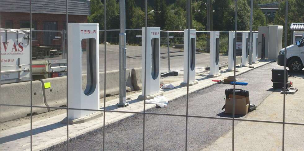 SIKKERHET: DSB bistår med kunnskap om sikkerhet når ladestasjoner for elbiler skal bygges. Bildet viser oppføringen av Superchargers for Tesla ved siden av Shell-stasjonen på Riksvei 7 ved Gol (Hallingdal Retail AS Rv-7 Bilistsenter). FOTO: Frode Rolandsgard SIKKERHET: DSB bistår med kunnskap om sikkerhet når ladestasjoner for elbiler skal bygges. Bildet viser oppføringen av Superchargers for Tesla ved siden av Shell-stasjonen på Riksvei 7 ved Gol (Hallingdal Retail AS Rv-7 Bilistsenter). FOTO: Frode Rolandsgard