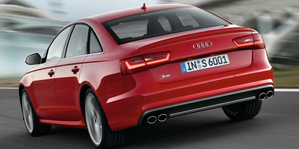 FETT: Foruten S6-emblemet avslører de fete pottene at dette er en Audi A6 litt utenom det vanlige. Foto: Audi FETT: Foruten S6-emblemet avslører de fete pottene at dette er en Audi A6 litt utenom det vanlige. Foto: Audi