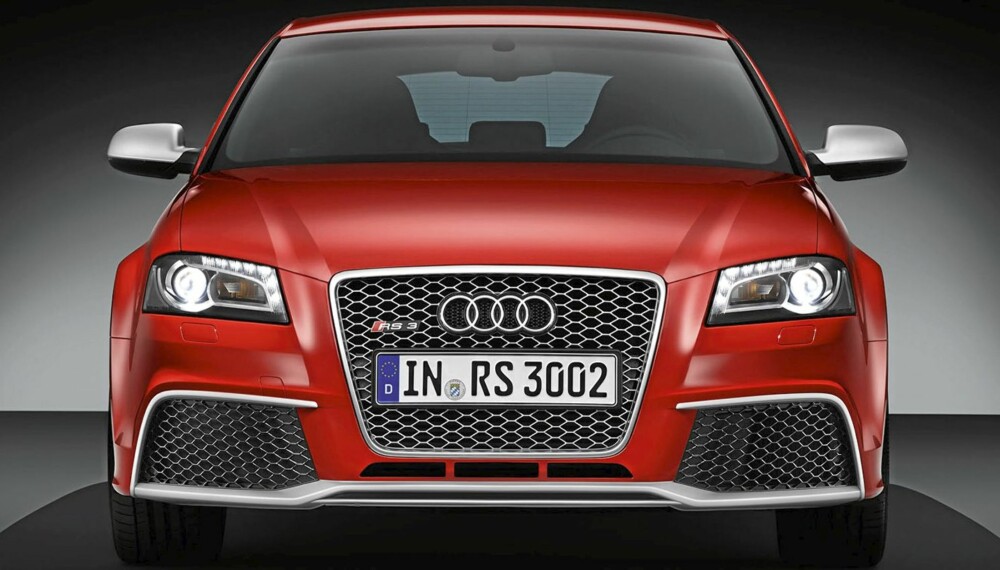 NÅ KOMMER JEG OG TAR DEG: Det oser muskler av fronten til Audi RS3. Og kreftene følger opp: 340 hester og 450 Nm! NÅ KOMMER JEG OG TAR DEG: Det oser muskler av fronten til Audi RS3. Og kreftene følger opp: 340 hester og 450 Nm!