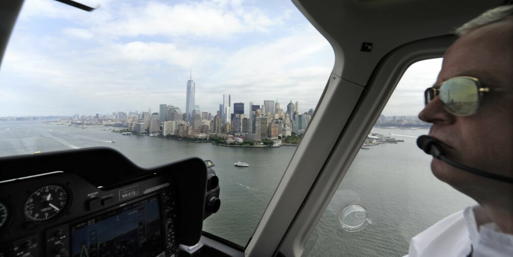På tross av høydeskrekken eksperimenterte John med fallskjermer og gyrokoptere hjemme på Kjekstad gård i oppveksten. Lite ante han at han skulle bli helikopterkonge på Manhattan. På tross av høydeskrekken eksperimenterte John med fallskjermer og gyrokoptere hjemme på Kjekstad gård i oppveksten. Lite ante han at han skulle bli helikopterkonge på Manhattan.