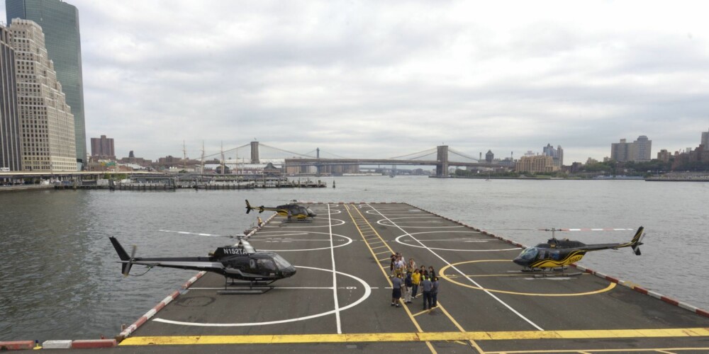 Helikopterpiren like ved Wall Street er tilholdssted for helikopterselskapet. Fra piren på Jersey-siden tilbyr selskapet også kveldsflyginger over Manhattan. Helikopterpiren like ved Wall Street er tilholdssted for helikopterselskapet. Fra piren på Jersey-siden tilbyr selskapet også kveldsflyginger over Manhattan.