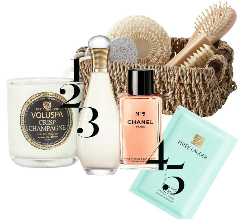 STYR PÅ UTSTYRET: 1. Kurv med håndskrubb, hampvott og pimpstein fra Lucky Duck, fra kr 179. 2. Duftlys Crisp Champagne fra Voluspa, kr 169. 3. Parfymen J'adore fra Dior, kr 390. 4. No5 Intense Bath Oil fra Chanel, kr 770. 5. Stress Relief Eye Mask fra Estée Lauder, kr 410/10 stykk. STYR PÅ UTSTYRET: 1. Kurv med håndskrubb, hampvott og pimpstein fra Lucky Duck, fra kr 179. 2. Duftlys Crisp Champagne fra Voluspa, kr 169. 3. Parfymen J'adore fra Dior, kr 390. 4. No5 Intense Bath Oil fra Chanel, kr 770. 5. Stress Relief Eye Mask fra Estée Lauder, kr 410/10 stykk.