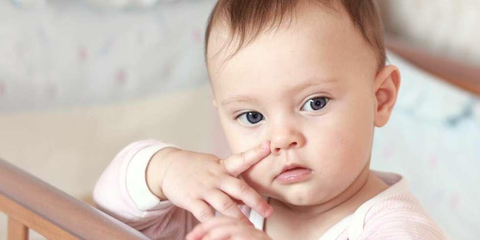 Sønnen vår på 8 mnd. sover ikke mer enn 20 minutter sammenhengende om natten, og er våken lenge før han sovner igjen. Hva kan være årsaken? Foto: Colourbox.no Sønnen vår på 8 mnd. sover ikke mer enn 20 minutter sammenhengende om natten, og er våken lenge før han sovner igjen. Hva kan være årsaken? Foto: Colourbox.no