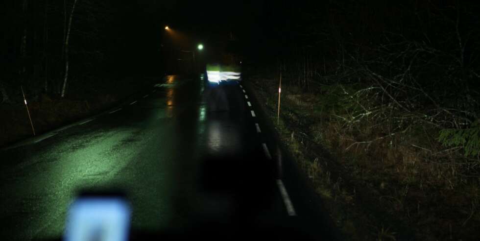 TO SEKUNDER: En bilist som kjører med nærlys i 50 km/t har to sekunder på å oppdage en fotgjenger uten refleks. Bruker du refleks, øker denne tiden til ti sekunder. Slik ser det ut på rundt 28 meter, som er distansen du forflytter deg på 1 sekund ved 50 km/t. FOTO: Terje Haugen TO SEKUNDER: En bilist som kjører med nærlys i 50 km/t har to sekunder på å oppdage en fotgjenger uten refleks. Bruker du refleks, øker denne tiden til ti sekunder. Slik ser det ut på rundt 28 meter, som er distansen du forflytter deg på 1 sekund ved 50 km/t. FOTO: Terje Haugen