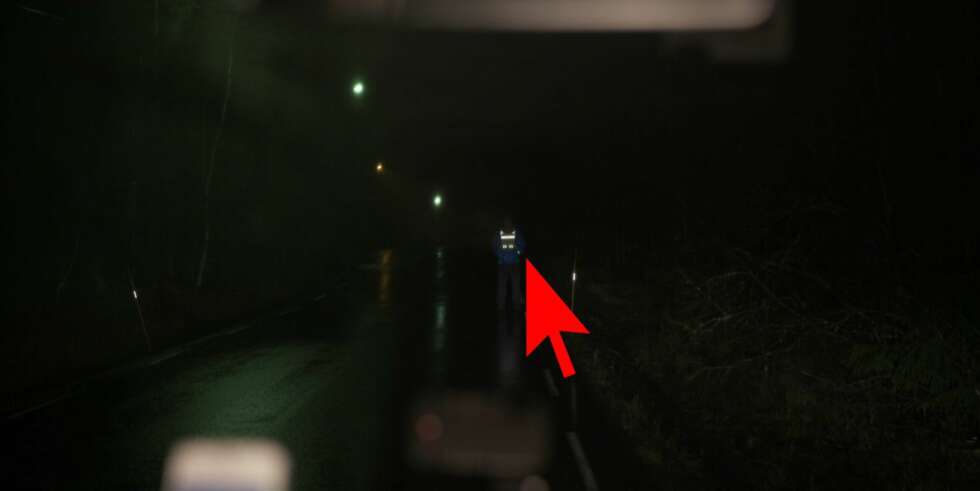 REFLEKS: Her står det en person på 28 meter med vanlig joggevest. Disse har som regel litt dårligere egenskaper enn refleksvestene godkjent for bruk i bilen, FOTO: Terje Haugen REFLEKS: Her står det en person på 28 meter med vanlig joggevest. Disse har som regel litt dårligere egenskaper enn refleksvestene godkjent for bruk i bilen, FOTO: Terje Haugen