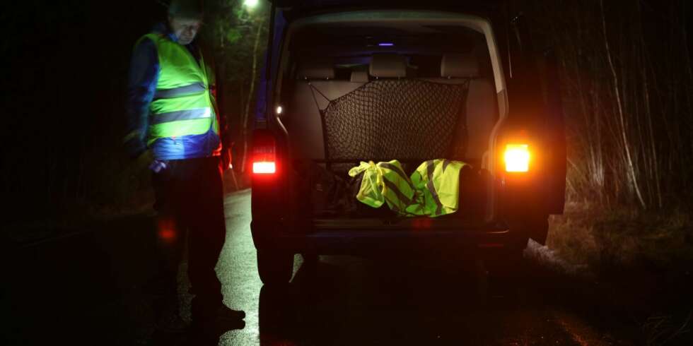 FLERE: Det er høytid for småbulking og mindre uhell i trafikken nå. Derfor er det lurt å ha med seg vester til alle i bilen, ifølge Statens vegvesen. FOTO: Terje Haugen FLERE: Det er høytid for småbulking og mindre uhell i trafikken nå. Derfor er det lurt å ha med seg vester til alle i bilen, ifølge Statens vegvesen. FOTO: Terje Haugen