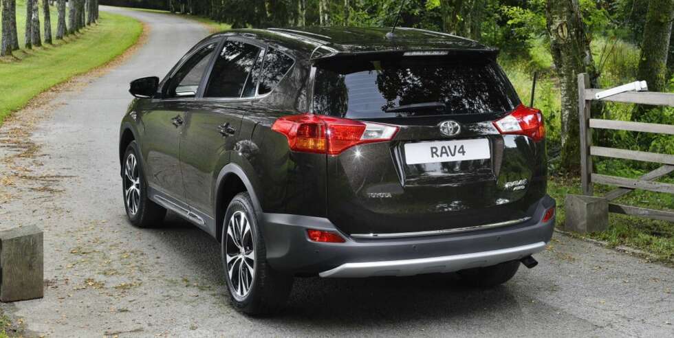 NY FARGE: Mørkebrun metallic-farge er nytt. FOTO: Toyota NY FARGE: Mørkebrun metallic-farge er nytt. FOTO: Toyota