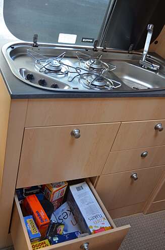 DYPE KJØKKENSKUFFER: Store og stabile skuffer gir god oversikt. FOTO: Husvagn och Camping DYPE KJØKKENSKUFFER: Store og stabile skuffer gir god oversikt. FOTO: Husvagn och Camping