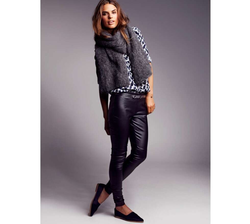 STYLING: Skinnbukse fra St. Tropez, kr 500. Belte fra In Wear, kr 399. Bluse fra FWSS, kr 1999. Loafers fra Bruuns Bazaar, kr 2199. Armbånd fra Edblad, kr 249. Grått skjerf, DIY. STYLING: Skinnbukse fra St. Tropez, kr 500. Belte fra In Wear, kr 399. Bluse fra FWSS, kr 1999. Loafers fra Bruuns Bazaar, kr 2199. Armbånd fra Edblad, kr 249. Grått skjerf, DIY.