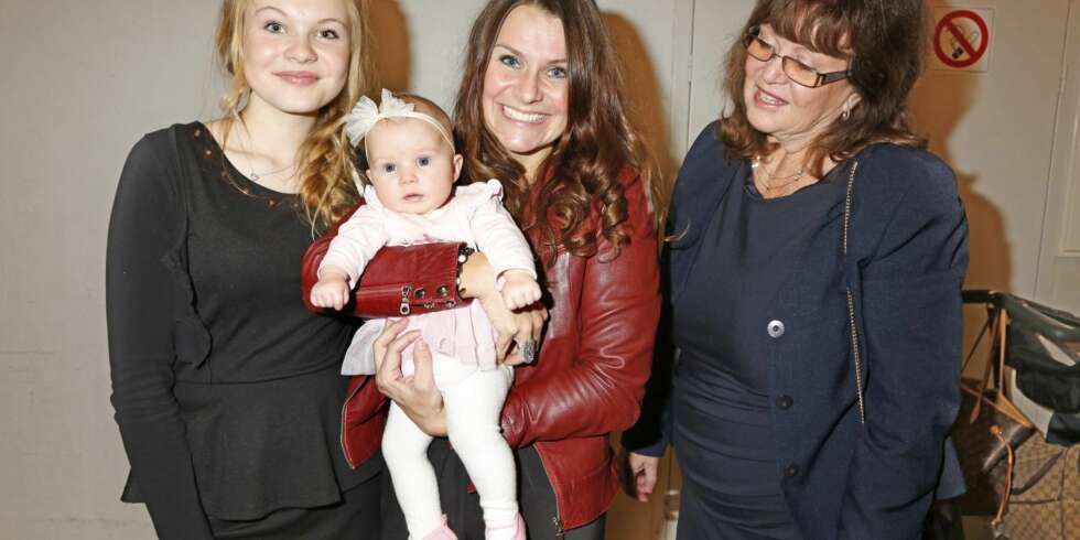 Katrine Moholt (40) fikk sitt tredje barn sammen ektemannen Snorre Harstad (42) i august. Fra før har paret tenåringsbarna Markus og Evelina. Katrine Moholt (40) fikk sitt tredje barn sammen ektemannen Snorre Harstad (42) i august. Fra før har paret tenåringsbarna Markus og Evelina.