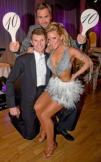FINALEKLARE: Tore André Flo (t.v.) og Lene Alexandra Øien har svingt seg til finalen! Her med programleder og tidligere "Skal vi danse"-vinner Kristian Ødegård. FINALEKLARE: Tore André Flo (t.v.) og Lene Alexandra Øien har svingt seg til finalen! Her med programleder og tidligere "Skal vi danse"-vinner Kristian Ødegård.