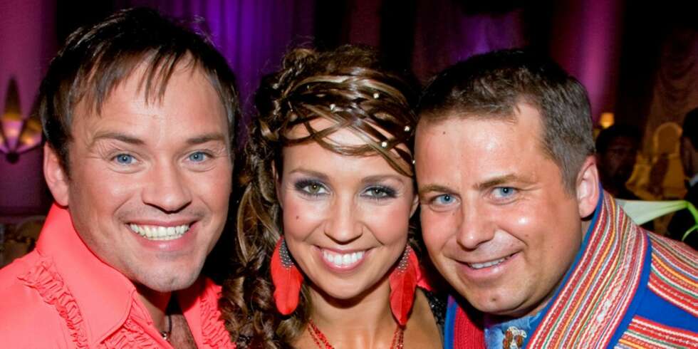 SAMESTØTTE: Mikkel Gaup (t.v.) røk ut av "Skal vi danse" fredag kveld, og fikk trøst av kameraten Mikkel Isak Eira og dansepartner Therese Cleve. SAMESTØTTE: Mikkel Gaup (t.v.) røk ut av "Skal vi danse" fredag kveld, og fikk trøst av kameraten Mikkel Isak Eira og dansepartner Therese Cleve.