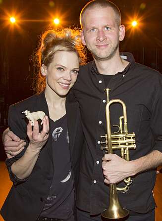 PÅ SCENEN: Ane Dahl Torp og Sjur Miljeteig på scenen til Det Norske Teatret i Oslo. (Foto: Morten Bendiksen) PÅ SCENEN: Ane Dahl Torp og Sjur Miljeteig på scenen til Det Norske Teatret i Oslo. (Foto: Morten Bendiksen)
