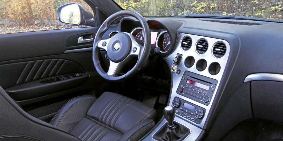 Alfa Romeo 159 SportWagon har et førerorientert dashbord. Alfa Romeo 159 SportWagon har et førerorientert dashbord.