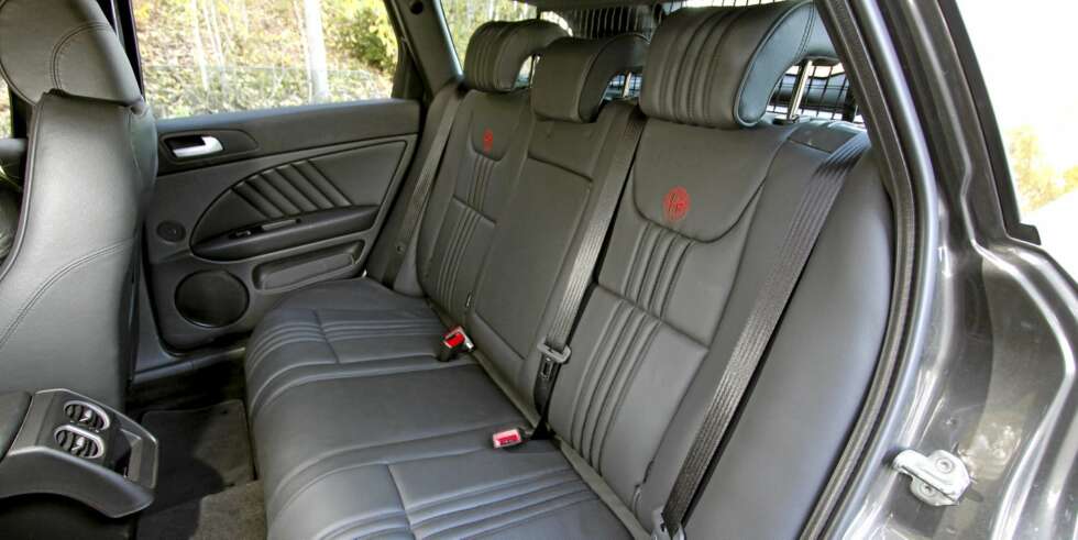 Baksetene i Alfa Romeo 159 SportWagon er fint utformet, men plassen egner seg best for to. Baksetene i Alfa Romeo 159 SportWagon er fint utformet, men plassen egner seg best for to.