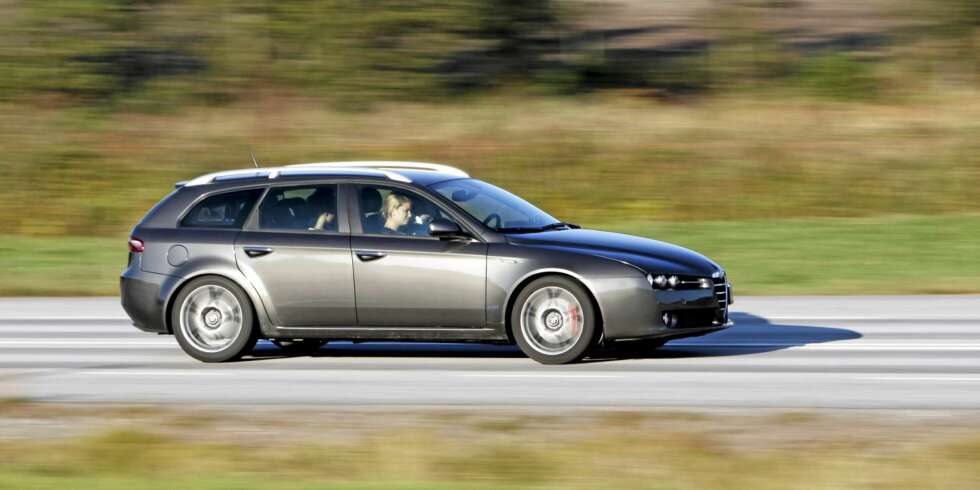 LEKKERBISKEN: Med sportslige egenskaper og et meget vellykket design, appellerer Alfa Romeo 159 til de som ønsker seg det lille ekstra. LEKKERBISKEN: Med sportslige egenskaper og et meget vellykket design, appellerer Alfa Romeo 159 til de som ønsker seg det lille ekstra.